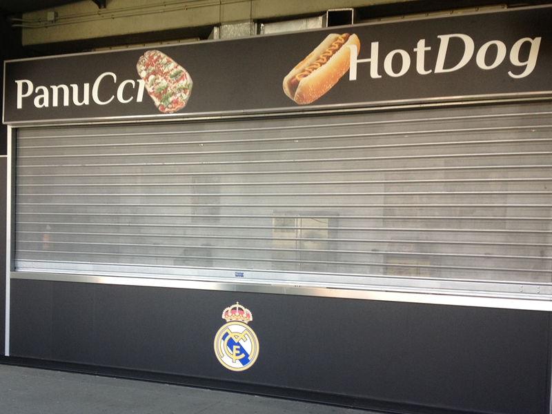 Vinilo a todo color sobre fachada del bar del Real Madrid