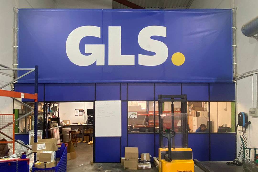 Impresión sobre lona textil gigante publicitaria micro perforada para la firma de transportes GLS