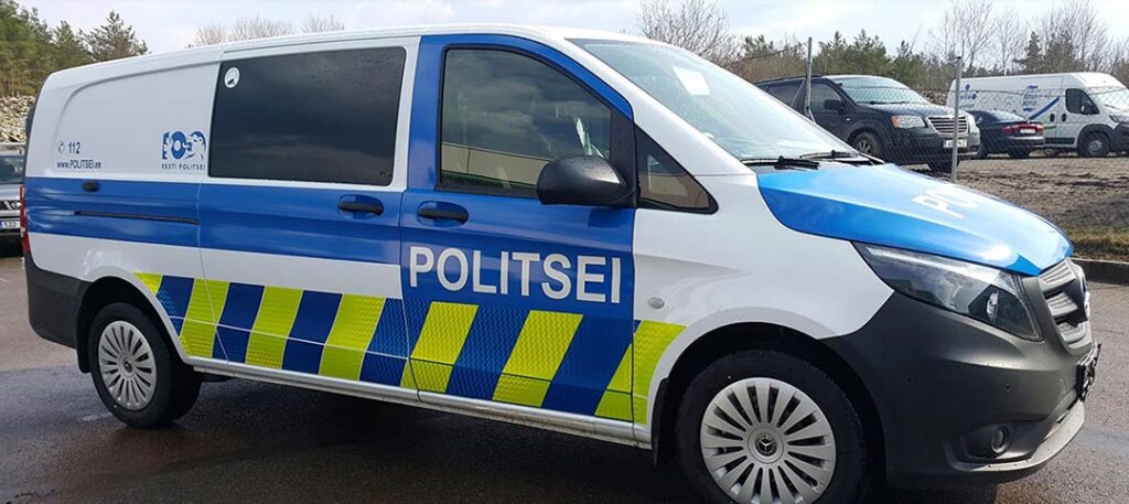 Hacer llamativos los vehículos de la polícia de Estonia