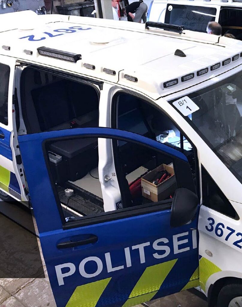 Vinilado de coches de polícia con vinilos reflectantes