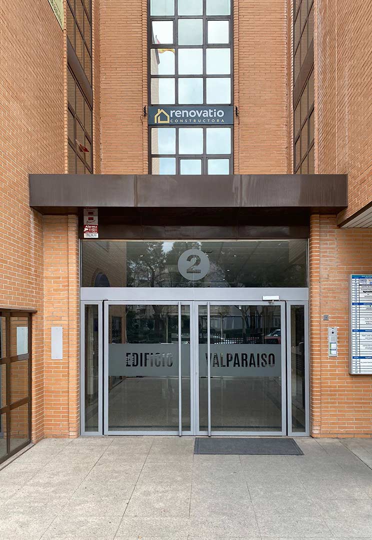Instalación de rótulos iluminados y carteles de metacrilato con vinilo en oficina de Madrid