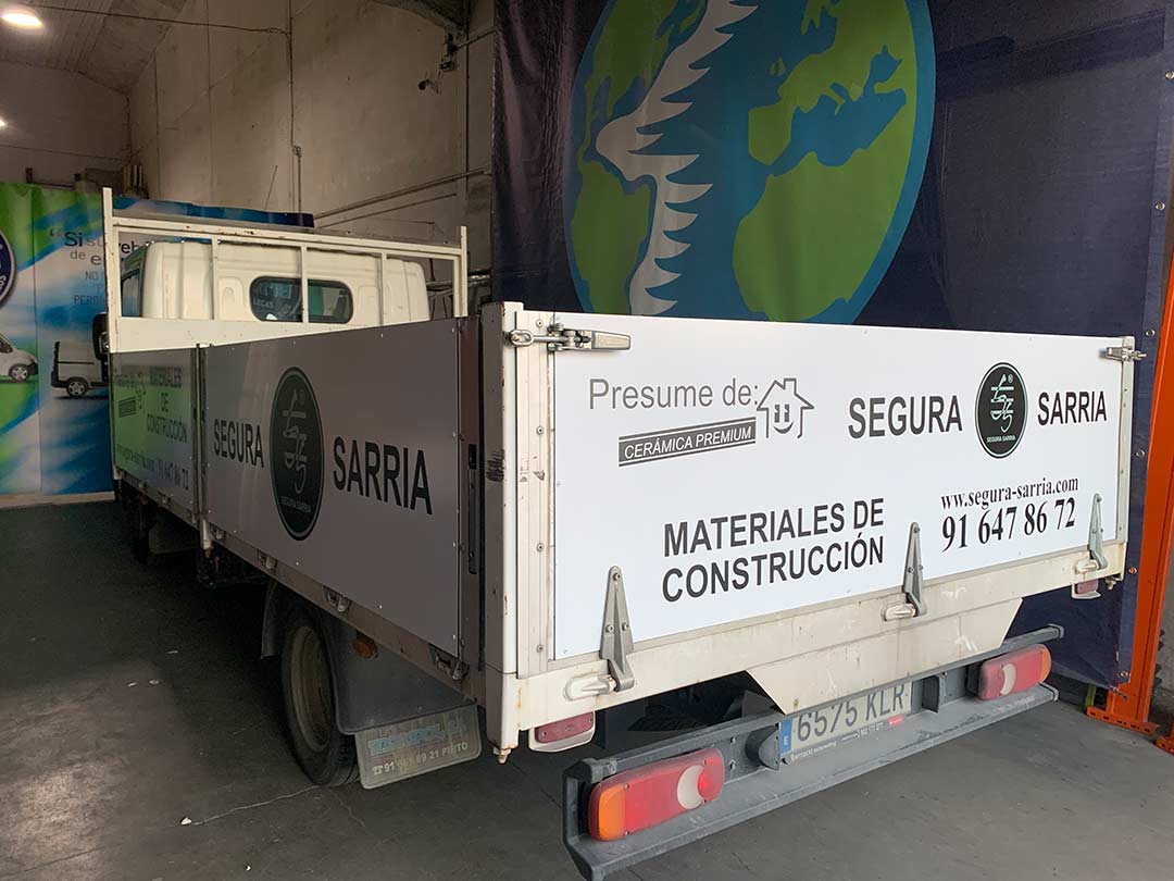 Proceso de rotulación económica caja abierta camión en Vallecas