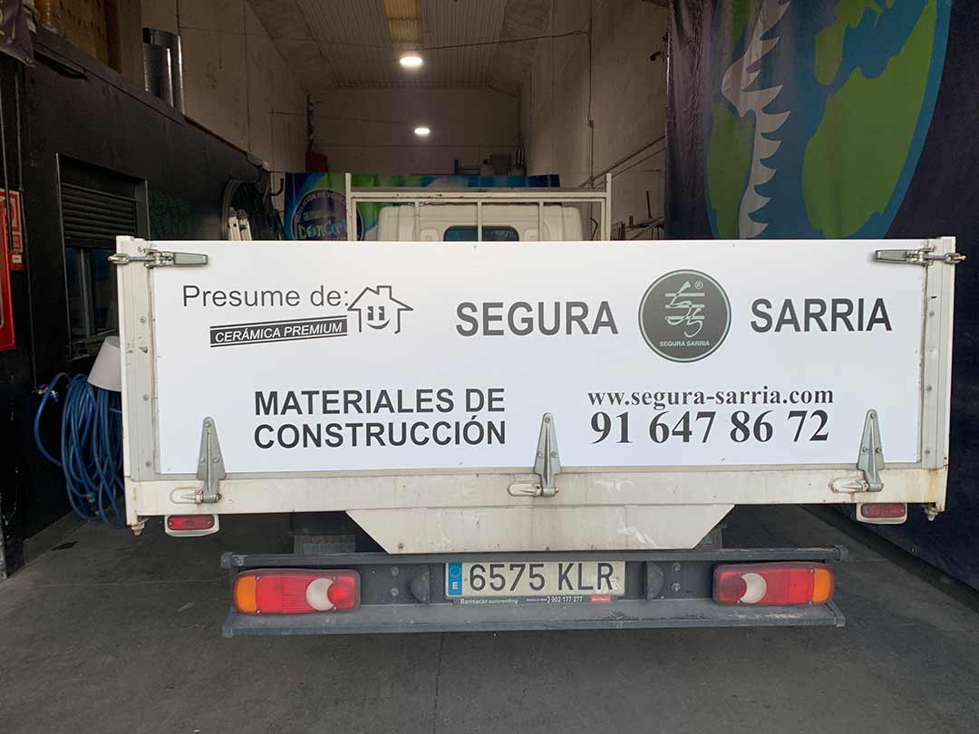 Proceso de rotulación económica trasera caja abierta camión en Vallecas
