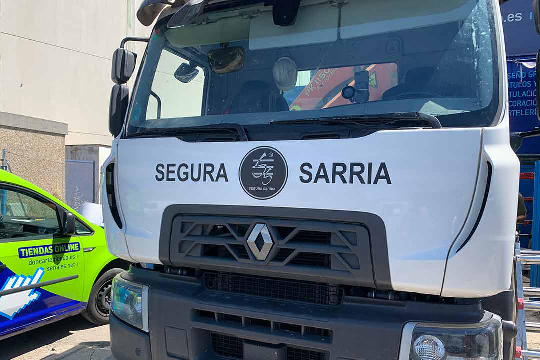 Camión Renault rotulado